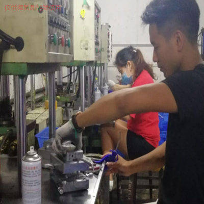 空氣源熱水工程_德新新能源_產品生產商_哪里有優惠